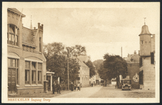 17180 Gezicht in de Straatweg te Breukelen, uit het zuiden, met links de Teekenschool en rechts het Posthuis (Straatweg 90).